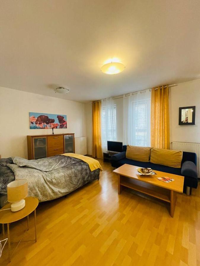 Central Studio Close To Andrassy Avenue For 4 Persons Boedapest Buitenkant foto
